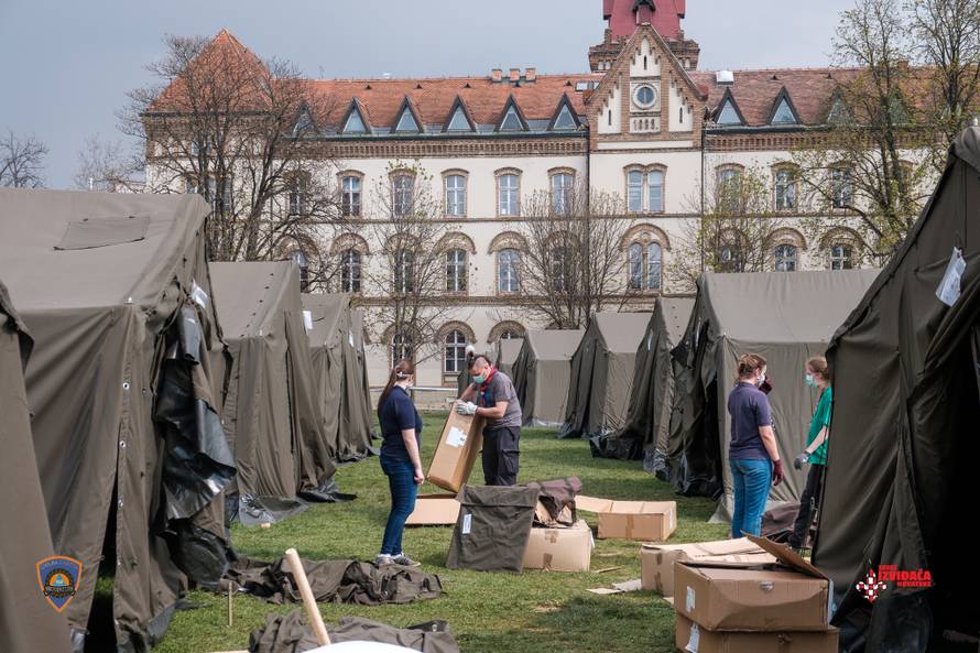 'Naravno da se bojimo zaraze, ali pomaganje je nama čast...'