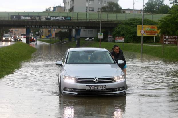 Karlovac: Obilna kiša uzrokovala probleme u prometu