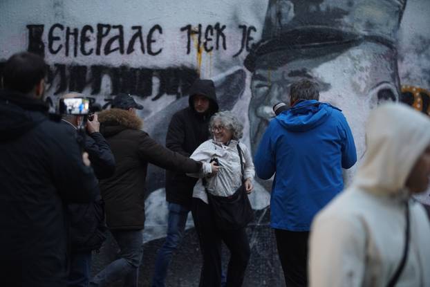 Beograd: Aktivistice privedene nakon što su jajima gađale mural Ratka Mladića