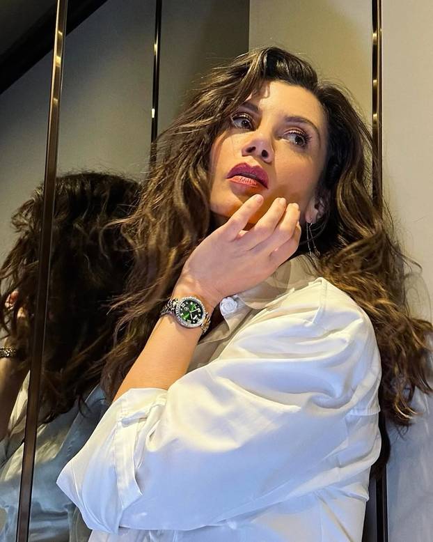 FOTO Životna sapunica turske glumice: Suprug ju uhvatio u vrućem klinču sa svekrom...