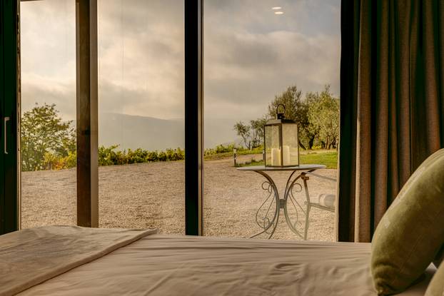 Ova istarska ljepotica među 1000 maslina ima pogled na jezero koji obara s nogu