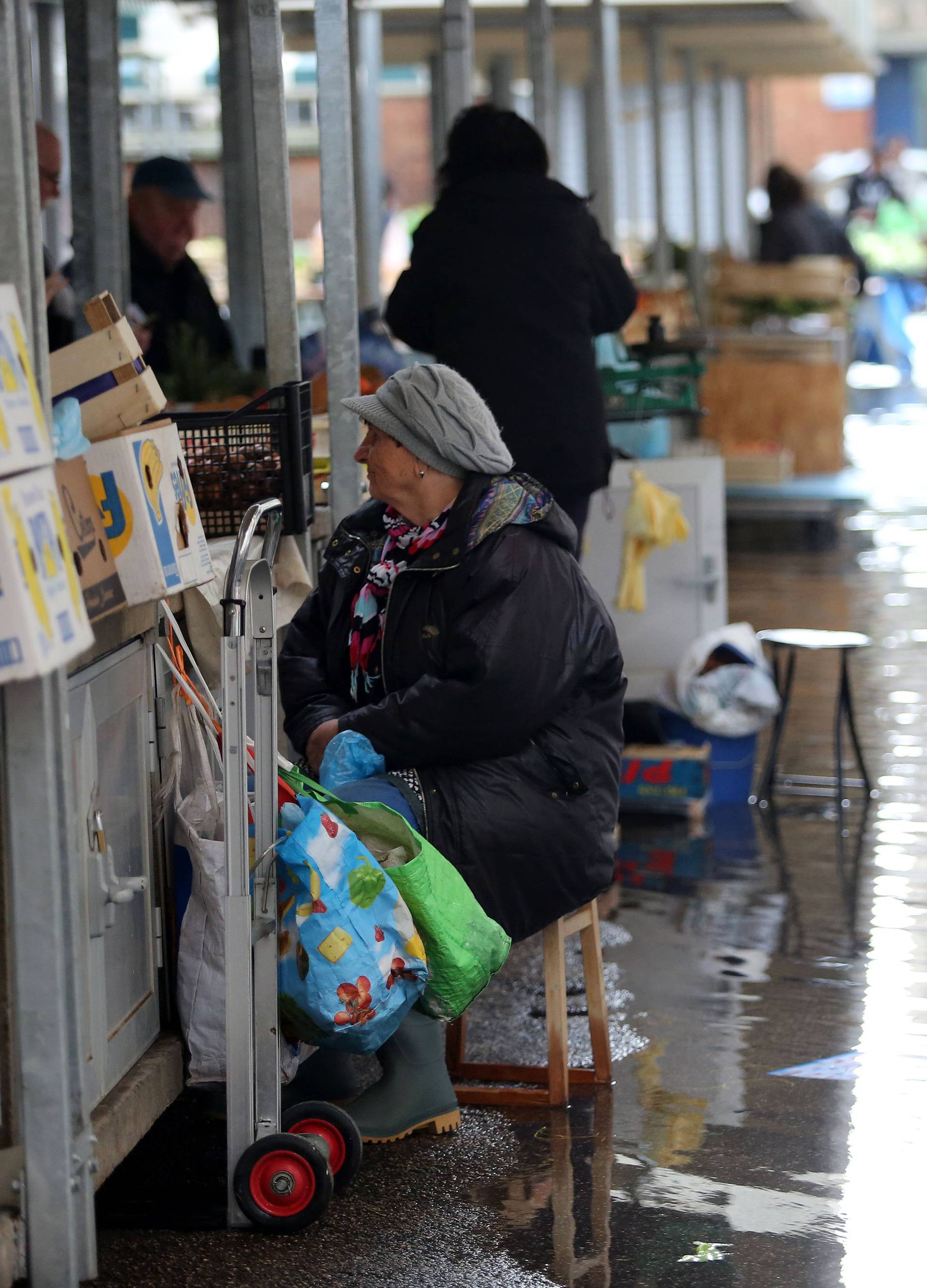 Rijeka: Prodavači na tržnici iako je još uvijek poplavljena