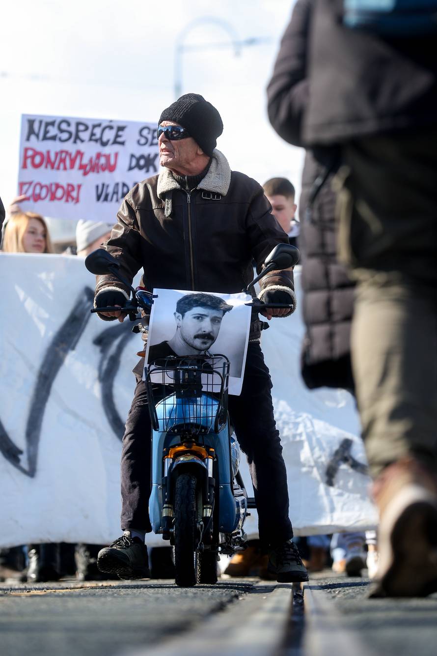 Prosvjedi u Sarajevu se nastavljaju, traži se pravda za poginulog mladića i ozlijeđene u tramvajskoj nesreći