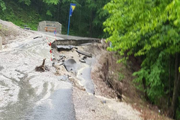 Ne prestaje padati kiša: Rijeka Una se izlila na više lokacija...