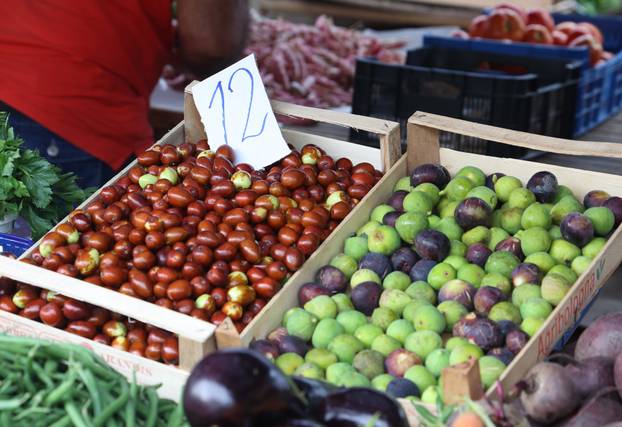Šibenik: Ponuda vo?a i povr?a na šibenskoj tržnici