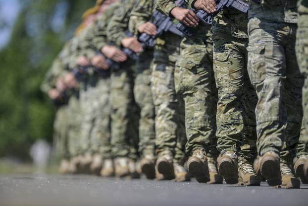 Velika Gorica: Uvježbavanje pješačkih postroja Hrvatske vojske za svečani vojni mimohod