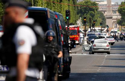 Napad u Parizu: Auto se zabio u policijsko vozilo i eksplodirao