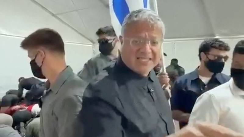 VIDEO Izraelski ministar tjerao aktiviste da kleče i ponižavao ih