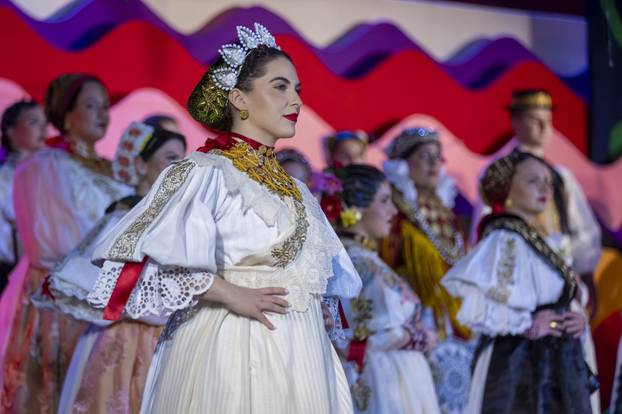 Županja: U sklopu 59. Šokačkog sijela održana Revija narodnih nošnji zlatara