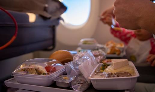 Stjuardese otkrile: Ovo je hrana koju nikako ne biste trebali naru&ccaron;ivati u avionima i za&scaron;to