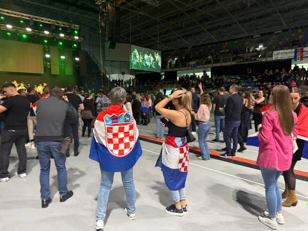 MEGAGALERIJA Šljokice, kockice, dekoltei: Hrvatske zvijezde zabavile dijasporu u Frankfurtu