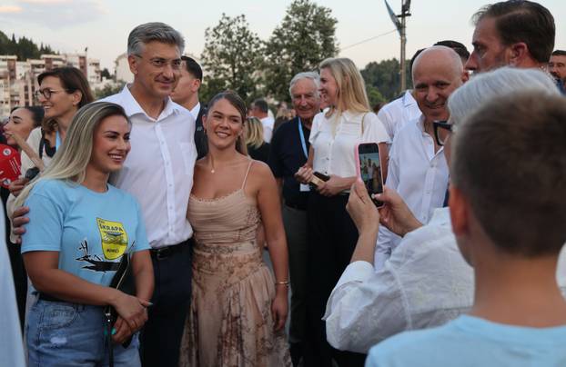 Ploče: Premijer Plenković se s pobjedničkim ekipama nakon završetka 29. Maratona lađa
