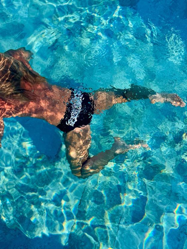 FOTO Odjevna kombinacija za svaku priliku! Ovako se Grubnić odmara, pokazao i goli torzo...