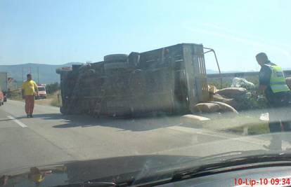 Prevrnuti kamion blokirao je promet u blizini Trogira