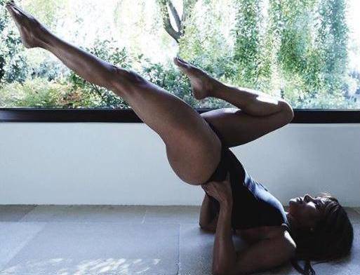 Halle Berry daje 'instrukcije' iz joge: 'Rastezanje je jako bitno'