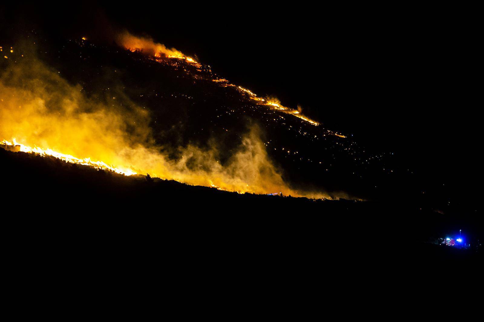 Velik požar planuo je u Lokvi Rogoznici te se širi nošen jakom burom