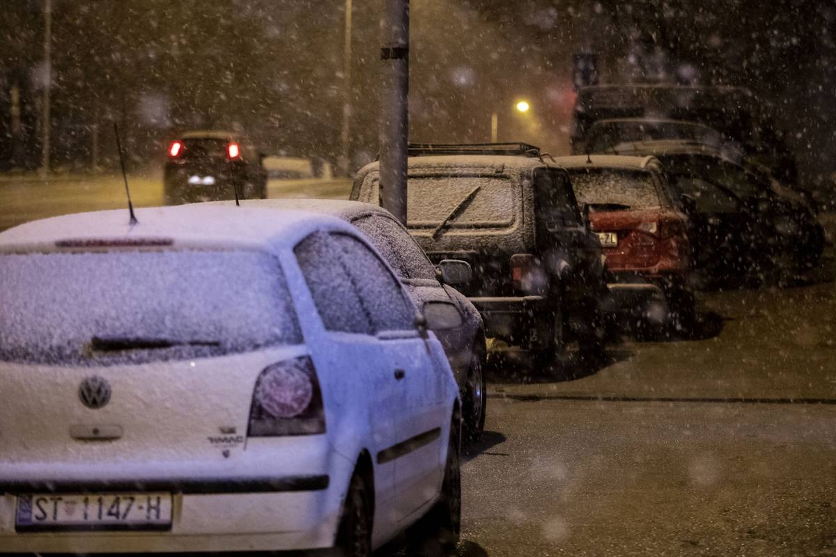 Snijeg zabijelio Dalmaciju: 'Sve što je propupalo sad je smrzlo'