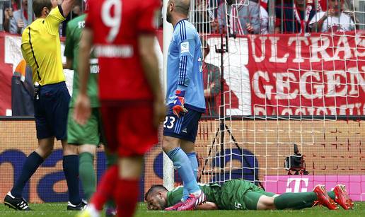 Bayern izgubio, a Reina dobio crveni; M'gladbach je drugi...