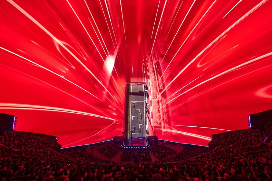 Ovaj laptop ima ekran koji se savija i može vas pratiti po sobi