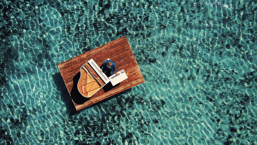 Pijanist uplovio s klavirom u more: 'Za sve velike stvari  u životu moraš pomalo biti i lud'