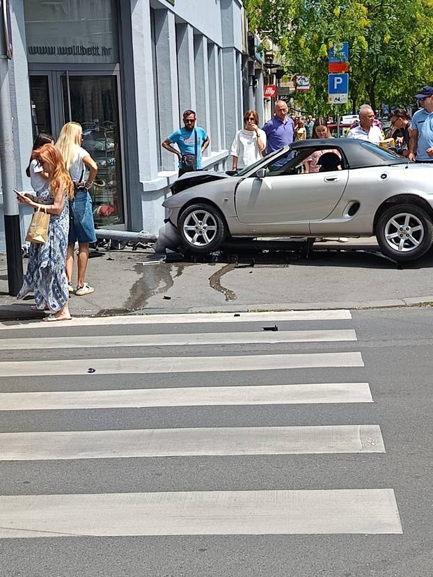 BIZARNO! Vozač auta zabio se u izlog u Zagrebu. Imao je kacigu?