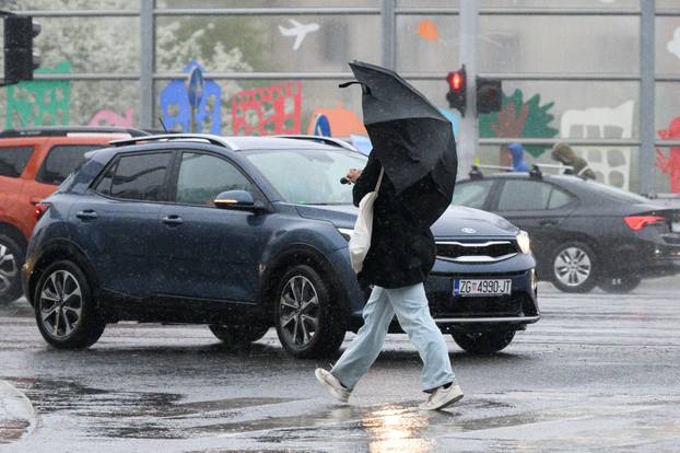 Zagreb: Nevrijeme s jakim vjetrom i kišom zahvatilo zagrebačke ulice