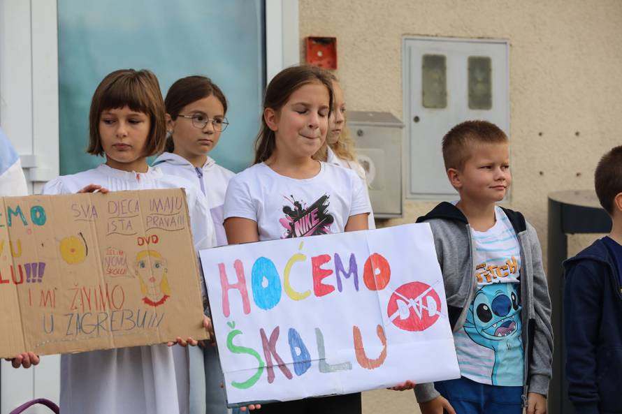 Zagreb: Prosvjed roditelja i djece Donjeg Dragonošca koja nastavu pohađaju u vatrogasnom domu