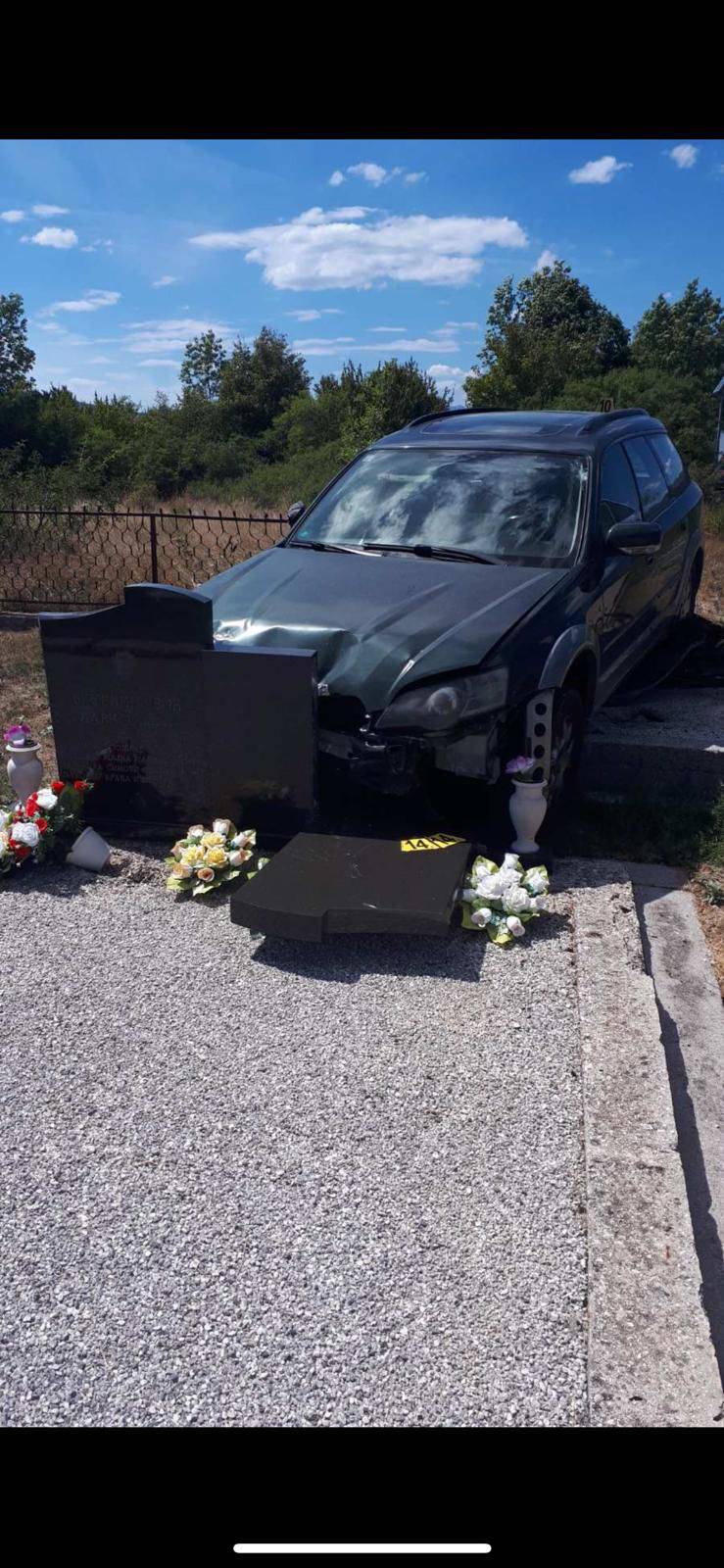 Kod Gračaca vozač (75) sletio na groblje: 'Pokosio je spomenike'