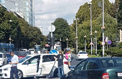 Nesreća u Zagrebu: U sudaru dva auta jedan čovjek ozlijeđen