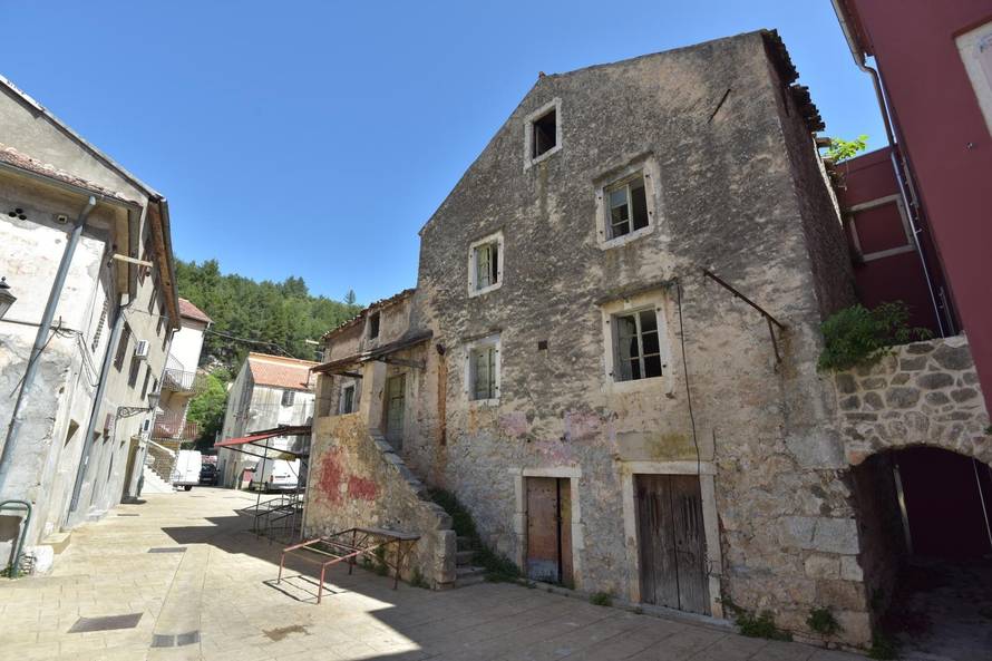 Obrovac, grad duhova: 'O nama se piše tek kad je neki skandal'