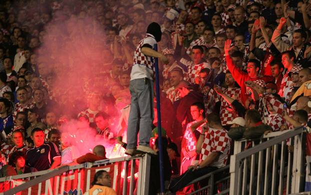 ARHIVA - 2006. Zagreb: Vatreni i "maksimirska krtica" srušili su Englesku 