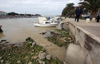 Zadar: More u uvali Jazine je požutilo zbog blata?