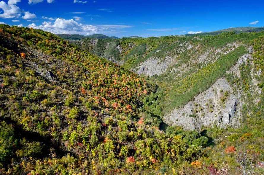 Cestom smrti do škole: Odroni, provalije, divlje svinje i poskoci