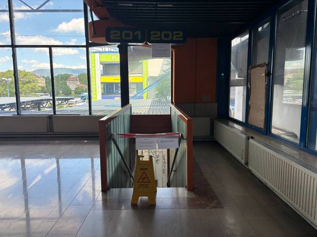 FOTO Autobusni kolodvor se raspada! Među putnike pala staklena stijenka, evo fotki