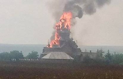 Rusi granatama gađali crkvu  iz 16. stoljeća u Donjecku, ubrzo je buknuo ogromni požar
