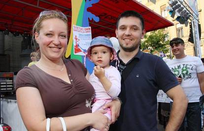 Mamili bebe bombonima da pužu zagrebačkim trgom