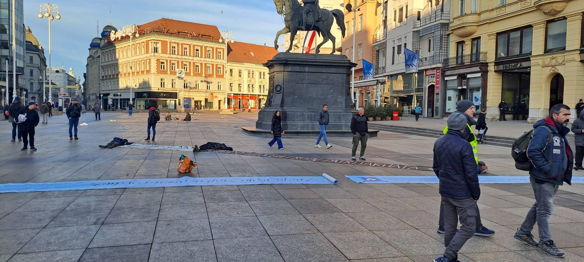 Molitelji ogradili dio Trga bana Jelačića samo za muškarce! 'Ne možete unutra, to nije za žene'