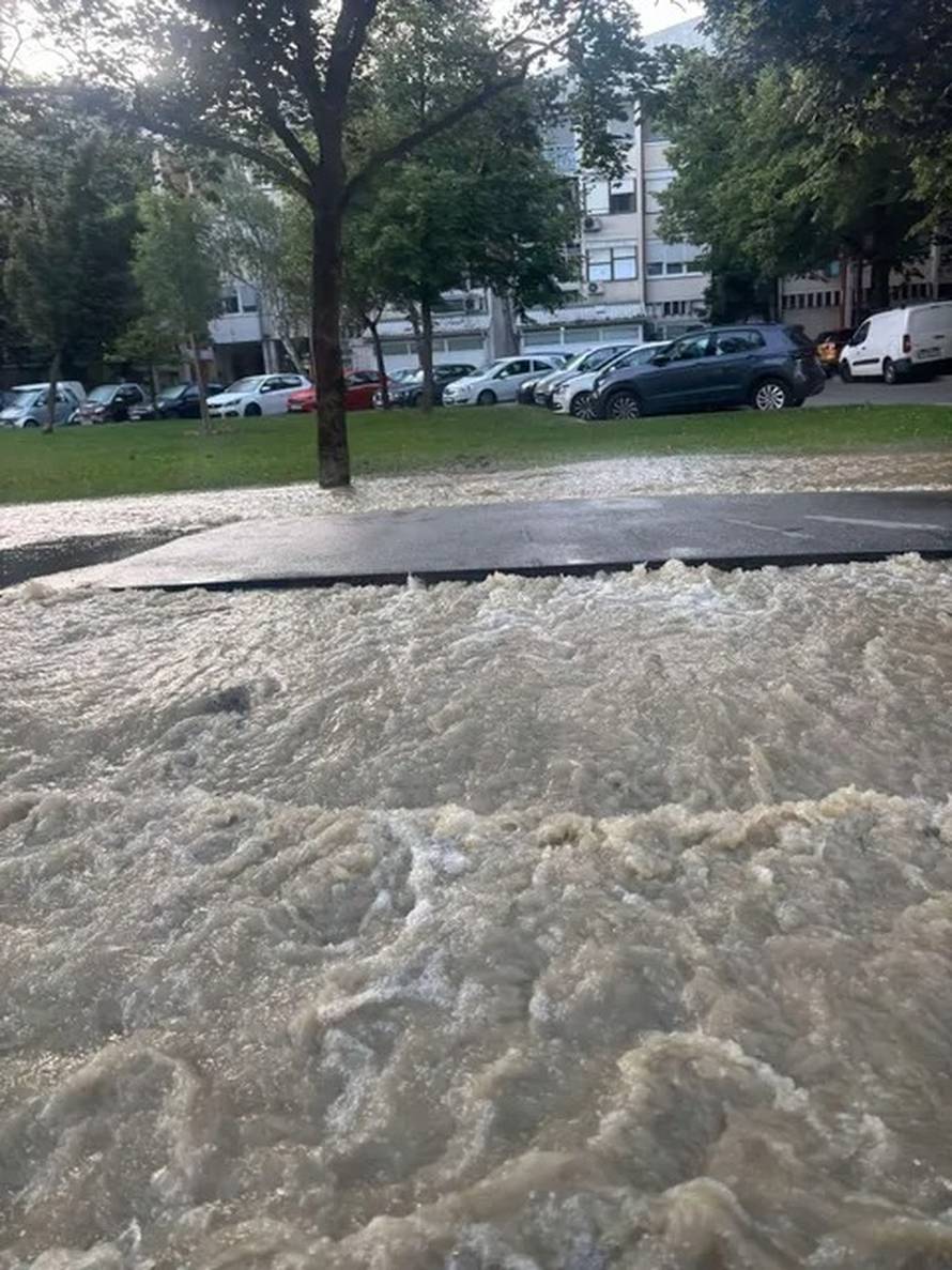 VIDEO Pukla cijev, poplavio je dio Sesveta: 'Posvuda je voda'