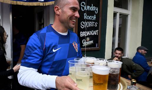 FOTO I češki konobar postao je navijač Hrvatske! Pogledajte ludu atmosferu uoči utakmice