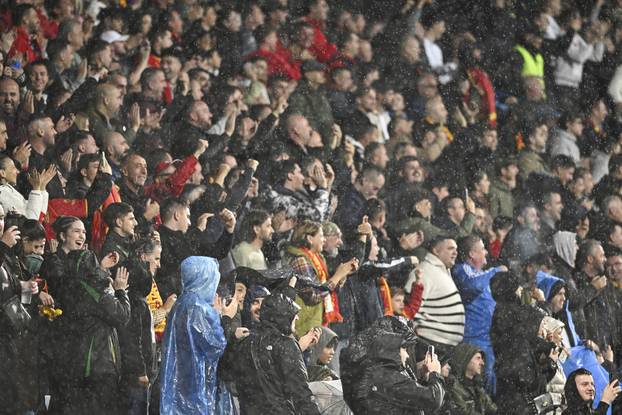 Podgorica: Navijači na tribinama prate utakmicu Crna Gora - Hrvatska