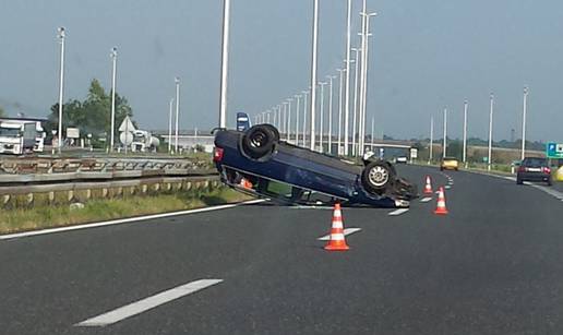 Zabio se u ogradu, prevrnuo na krov i ostao neozlijeđen 