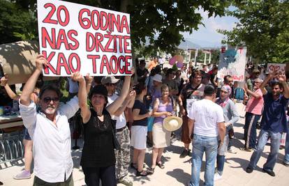 Bebolucija se širi BiH: Stotine ljudi izašlo je na ulice Mostara