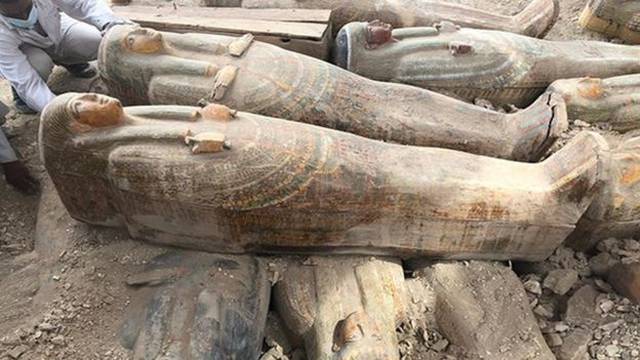 Arheolozi u Egiptu pronašli više od 20 drvenih sarkofaga