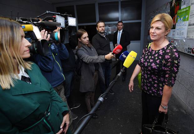 Zagreb: Predsjednica daje izjavu za medije nakon obrane nacrta doktorske teze na FPZg-u