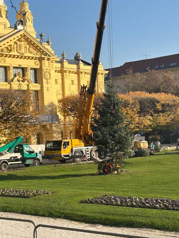 FOTO U Zagrebu se pripremaju za Advent: Slaže se klizalište...