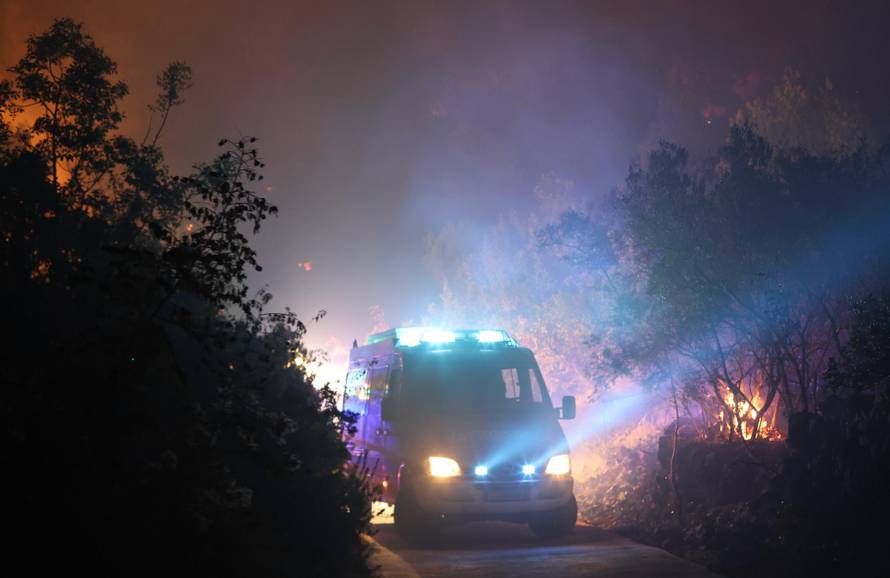 Brač:Još jedna neprospavana noć za gasitelje.