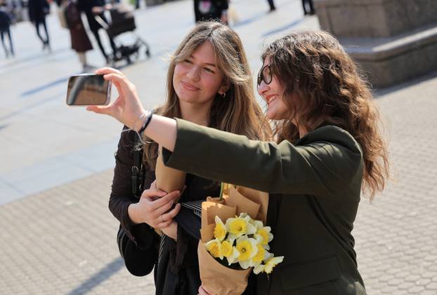 Cvijeće u rukama znak je obilježavanja Međunarodnog dana žena