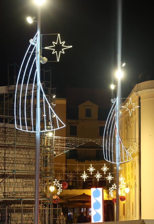 Šibenik zablistao adventskom ukrasnom rasvijetom