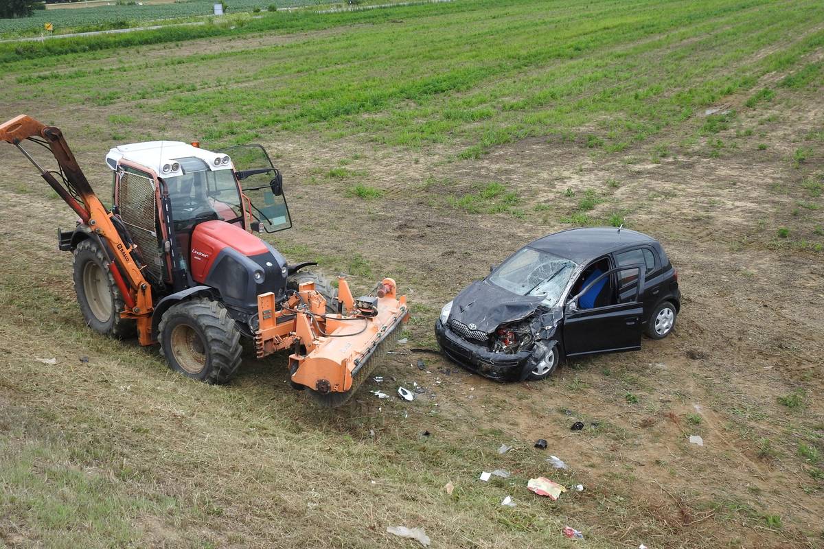 Auto podletio pod traktor koji je kosio travu kod Koprivnice