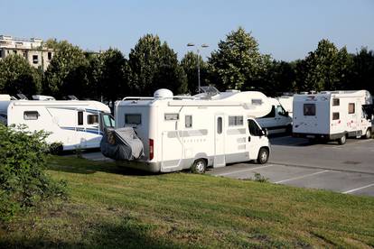Zagreb: Parkiralište kod Paromlina mnogi stranci koriste za kampiranje